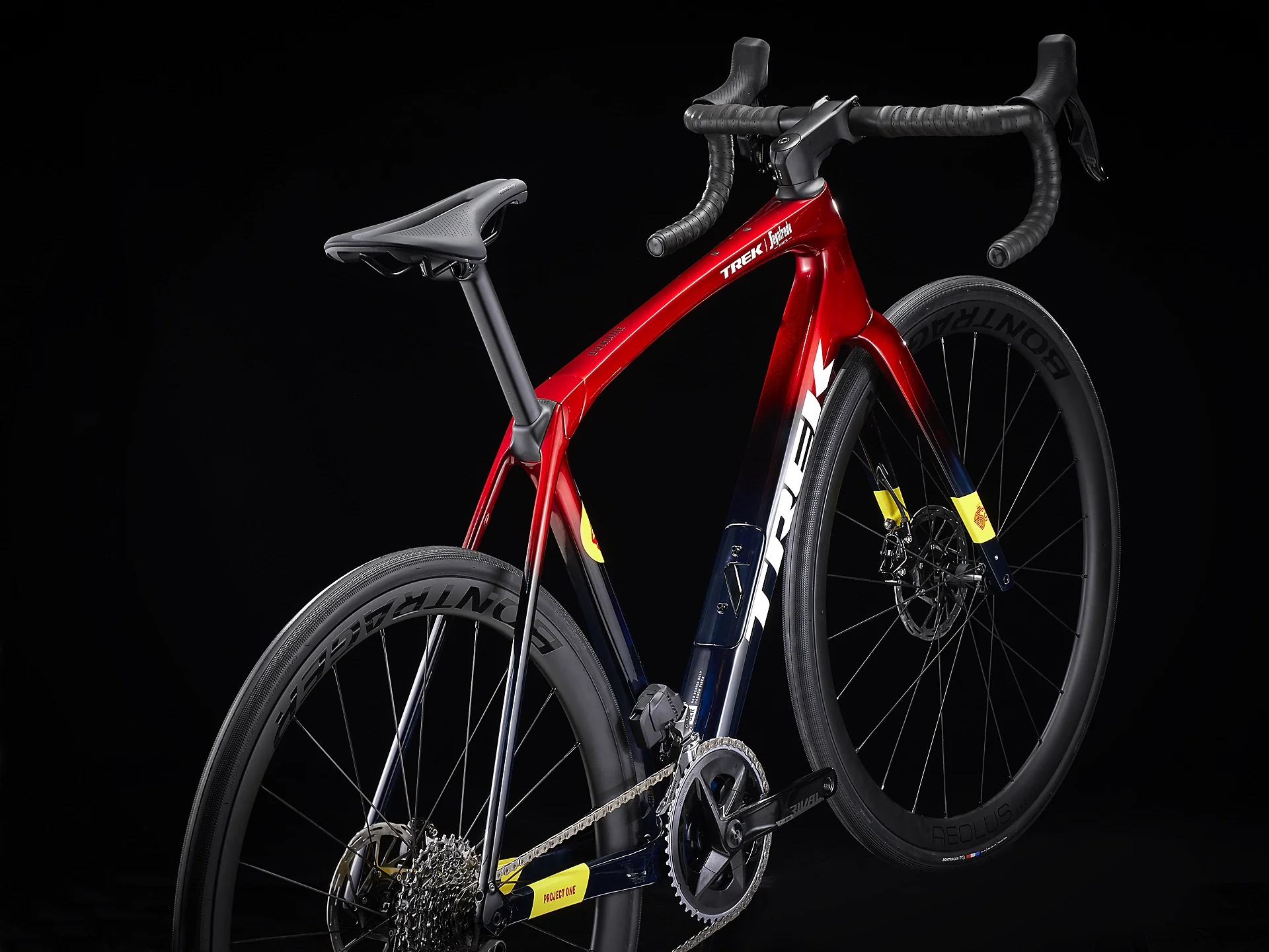Domane SLR 6 eTap Gen 4 Metallic Red Smoke to Blue Smoke Fade - Image 3