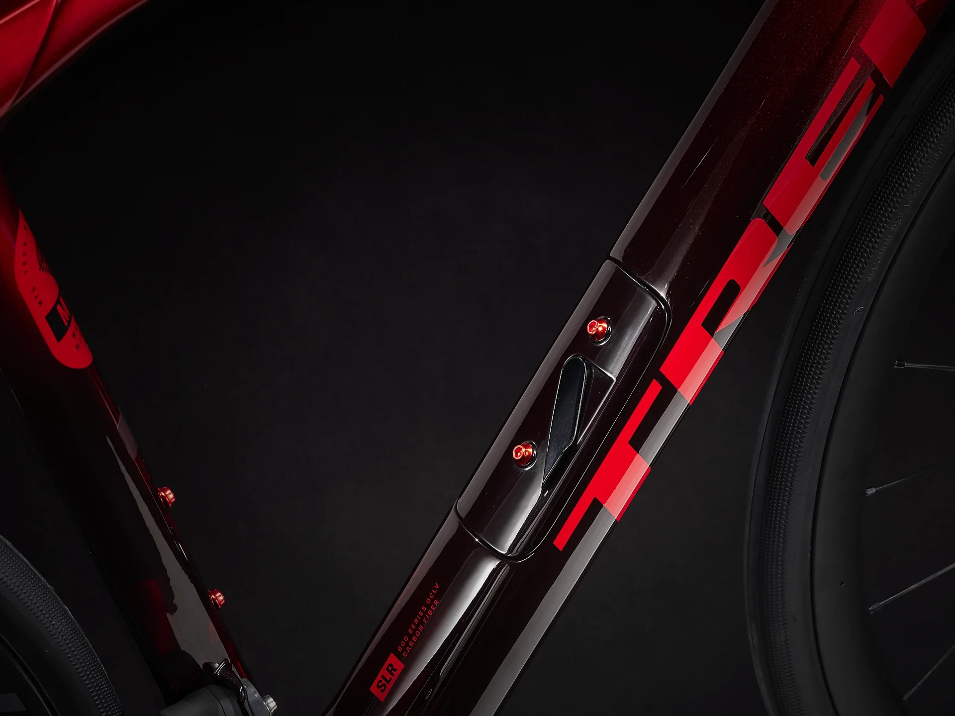 Domane SLR 6 eTap Gen 4 Metallic Red Smoke to Red Carbon Smoke - Image 4