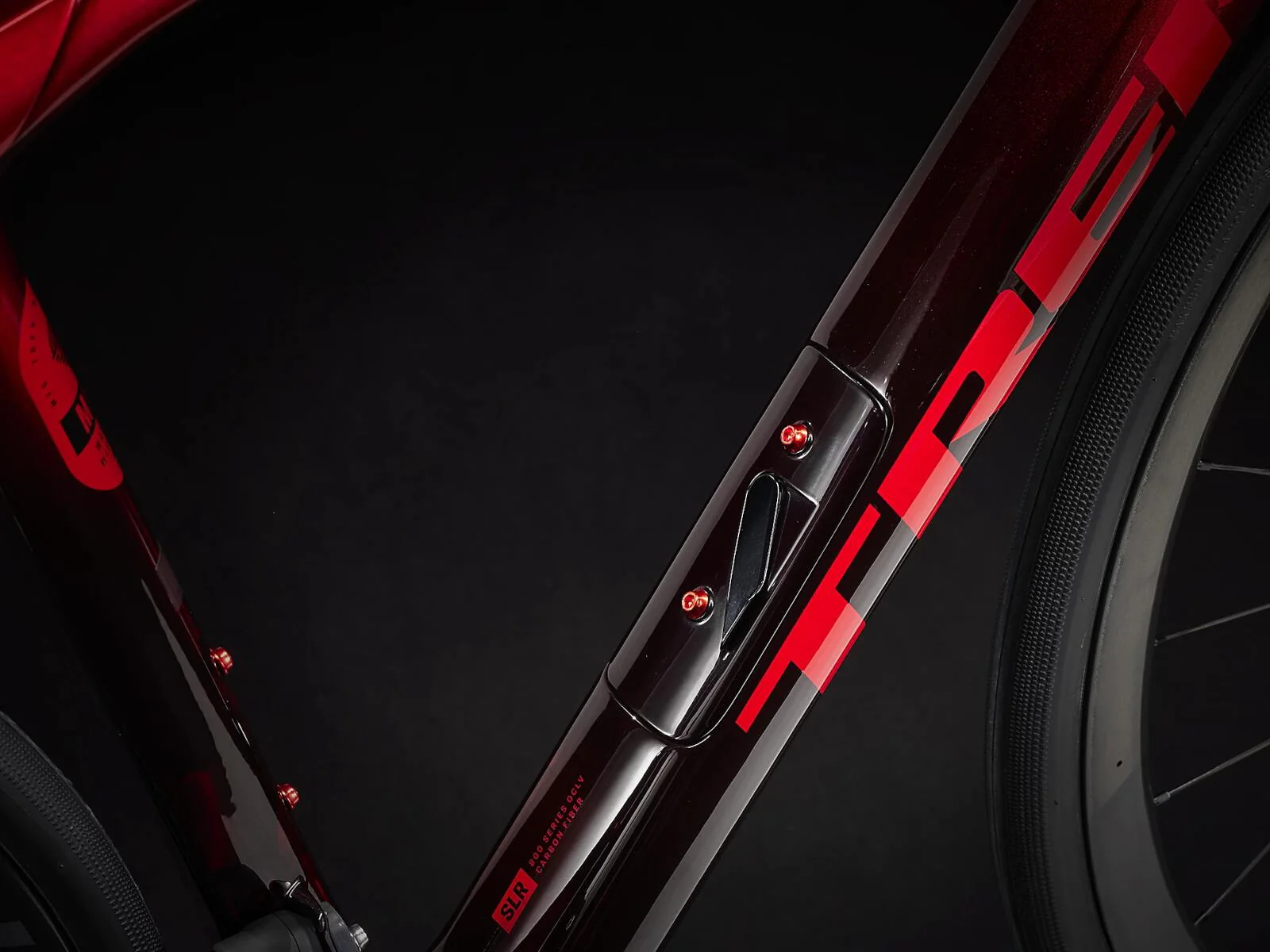 Domane SLR 7 eTap Gen 4 Metallic Red Smoke to Red Carbon Smoke - Image 4