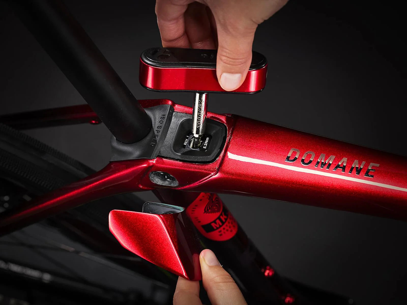 Domane SLR 7 eTap Gen 4 Metallic Red Smoke to Red Carbon Smoke - Image 9