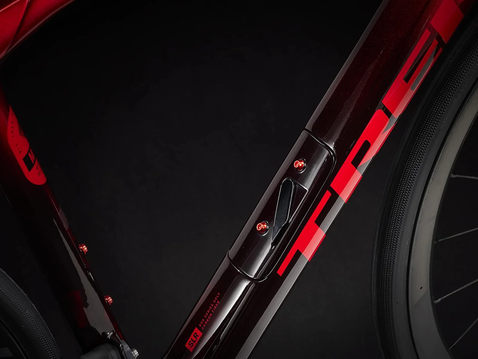 Domane SLR 9 eTap Gen 4 Metallic Red Smoke to Red Carbon Smoke - Image 4