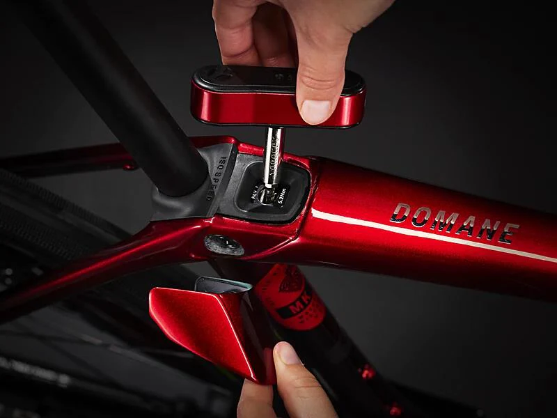 Domane SLR 9 eTap Gen 4 Metallic Red Smoke to Red Carbon Smoke - Image 9