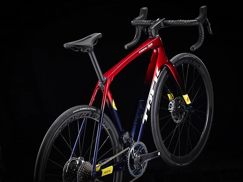 Domane SLR 9 eTap Gen 4 Team Replica:Metallic Red Smoke to Blue Smoke Fade - Image 3