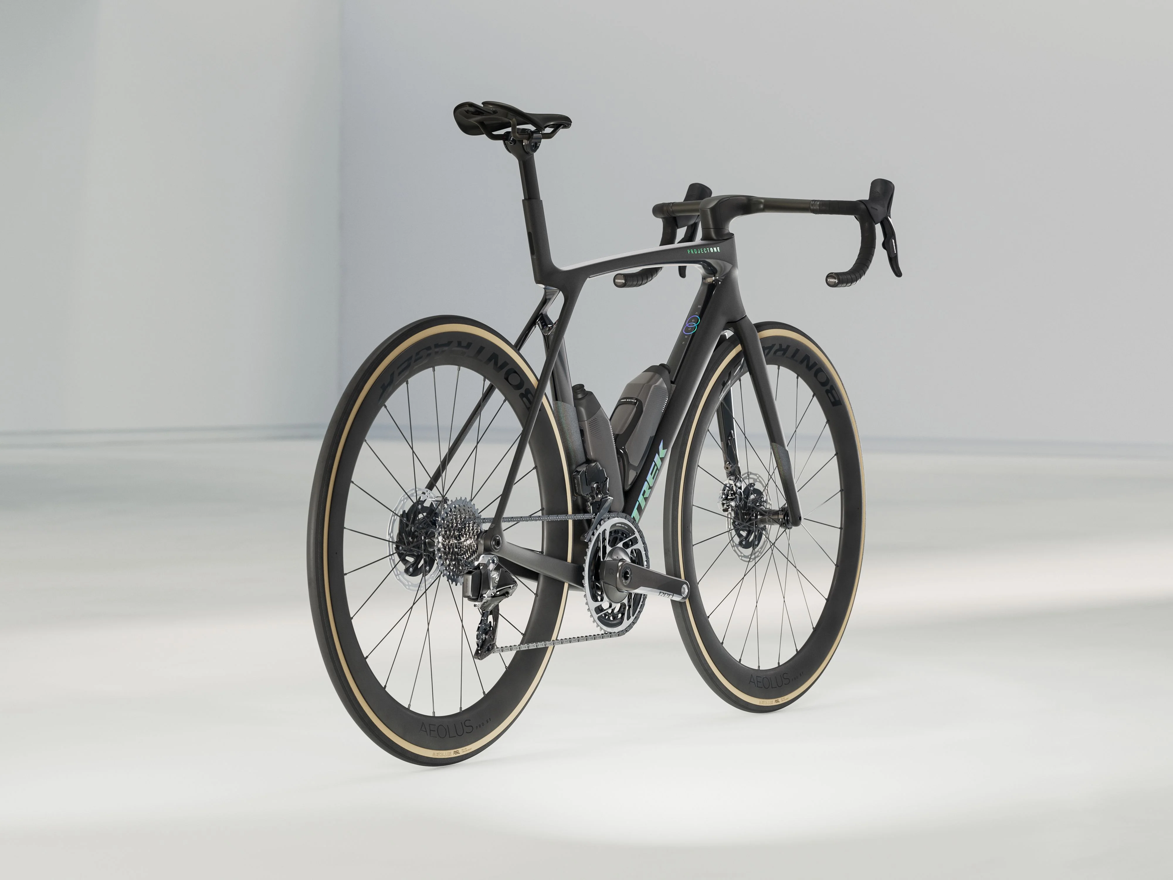 Madone SLR 8 AXS Gen 8 - Matte/Gloss Carbon Smoke - Image 2