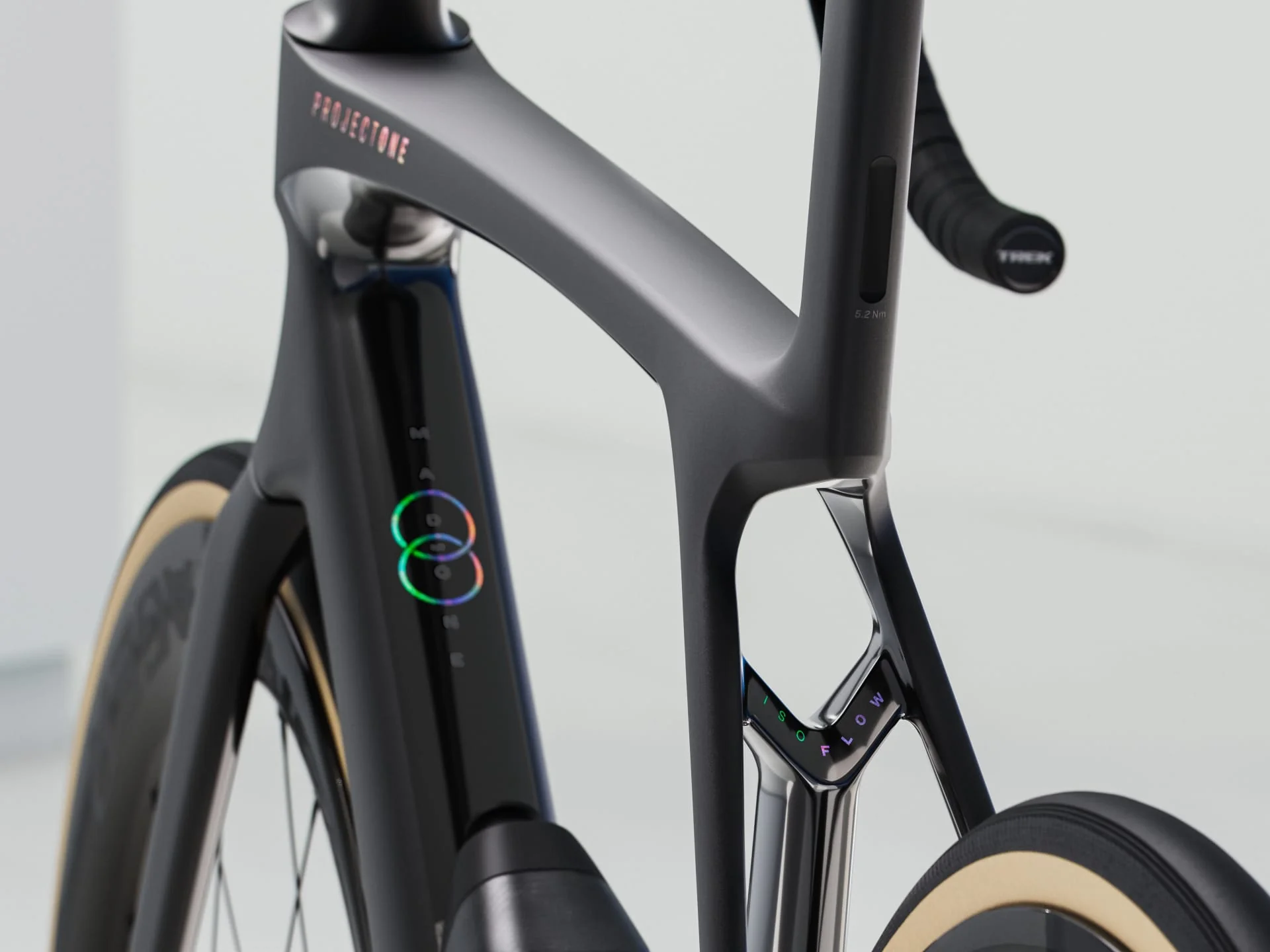 Madone SLR 9 Gen 8 - Matte/Gloss Carbon Smoke - Image 4